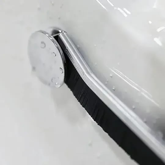 Gap brush with hard brush